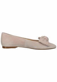 Chaussure plate en daim beige avec un petit talon et un grand nœud décoratif à l'avant.