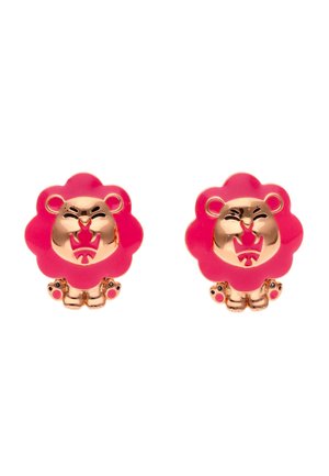 Øreringe i guldton formet som løver med lyserøde manker og detaljerede ansigtstræk og poter, sat mod en hvid baggrund.