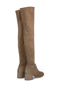 Botas altas de ante marrón con cremallera lateral, parte superior texturizada y detalles de tachuelas en el tacón bloque para un interés visual adicional.