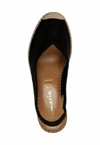 Černé semišové espadrile s špičatou špičkou a béžovým pleteným jutu trimem. Má hladký interiér a prošitou podrážku.