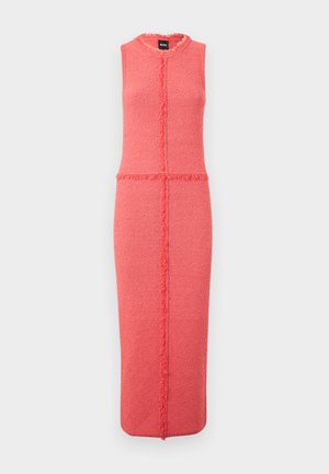 Robe sans manches rose en tissu texturé, avec des détails à franges le long du centre et une silhouette ajustée, se terminant sous le genou.