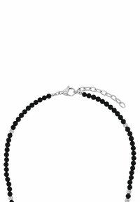 Zwarte kra necklace met zilveren accenten, voorzien van een kreeftsluiting en een verstelbare ketting voor lengte-aanpassing. Glad oppervlak.