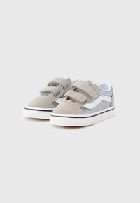 Hallid seemisnahast tennised valgete detailidega, millel on madala lõikega disain, takjakinnitused ja must kummist tallaga. Klassikaline rulajalanõude stiil.