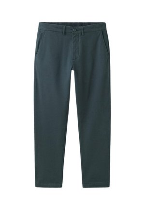 Pantalones casual gris oscuro con cierre frontal de botón y cremallera, trabillas para cinturón y bolsillos laterales, mostrados planos sobre un fondo blanco.