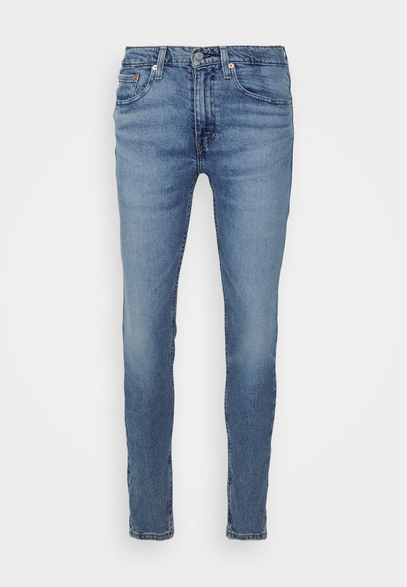 Kék farmernadrág slim fit szabással, közepes derékkal, standard öt zsebes kialakítással és diszkrét kopásos részletekkel.