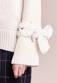 Club Monaco Stickad tröja - white