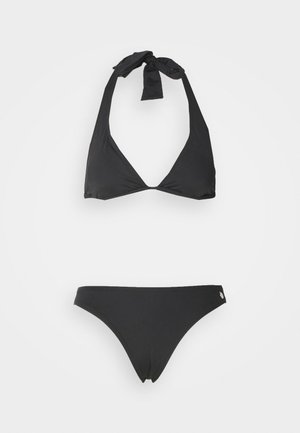 Conjunto de bikini negro con diseño de cuello halter y lazo, parte superior triangular y parte inferior de tiro bajo, hecho de un tejido suave y elástico.
