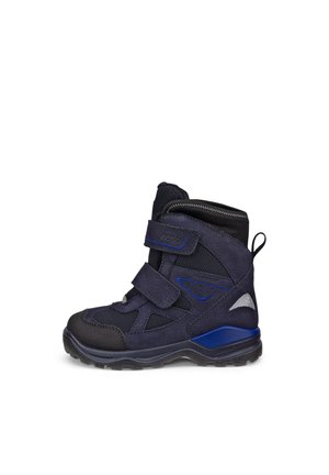 Dziecięce zimowe buty w kolorze granatowym z dwiema regulowanymi rzepami, czarnym noskiem, wytrzymałą podeszwą i niebieskimi akcentami z boku i na pięcie.