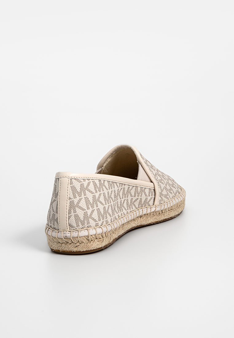 Scarpa slip-on in tela beige con motivo a logo MK, suola in corda di juta e pannelli laterali elastici per una facile calzata. Design a punta rotonda.