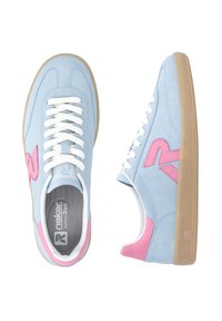 Baskets en daim bleu clair avec des accents roses et des lacets blancs. Elles présentent une semelle en caoutchouc naturel et un logo texturé sur le côté.