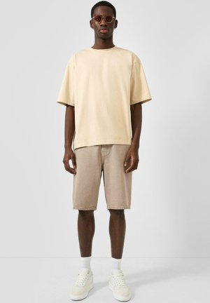QS JEANS-BERMUDA - Jeans Shorts - sandfarben