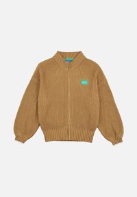 Pull en maille côtelée marron avec fermeture éclair, col montant, poignets élastiques et un patch logo vert sur la poitrine. Texture en tricot douce.