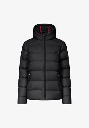 Doudoune noire avec capuche, dotée d'un zip sur le devant, d'un design matelassé horizontal, de poches latérales et d'accents rouges à l'intérieur de la capuche.