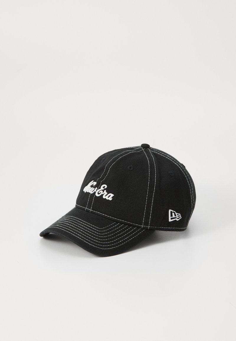Gorra negra con costuras blancas y logotipo bordado "New Era" en la parte frontal. Presenta una visera curva y un cierre trasero ajustable.