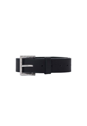Ceinture en cuir noir avec boucle rectangulaire argentée et bords cousus, enroulée avec des trous de réglage visibles et passant de ceinture.
