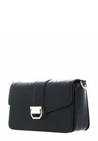 Borsa a tracolla nera in pelle sintetica con texture a coccodrillo, forma rettangolare, chiusura a pattina e dettagli in hardware color oro.