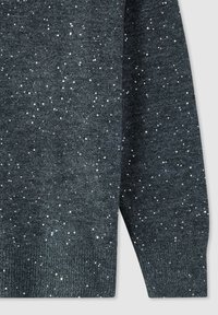 Ciemnoszary sweter z rozsianymi srebrnymi cekinami, o fakturowanym splocie i prążkowanych mankietach, prezentujący przytulny i dekoracyjny design.