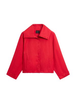 Rød langærmet jakke med bred krave, knappelukning foran, sidelommer og knappedetaljer på manchetter og krave.
