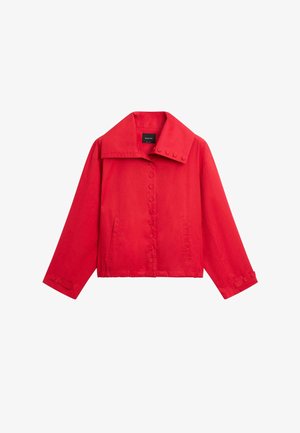 Rød langærmet jakke med bred krave, knappelukning foran, sidelommer og knappedetaljer på manchetter og krave.