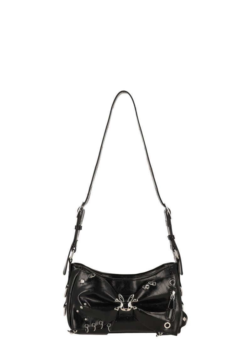 Svart läderhandväska med rosett, silverdetaljer, öljetter och ett avtagbart axelband. Texturerad finish, kompakt rektangulär form.