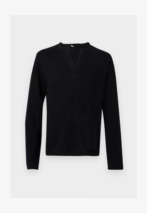 Črni pulover z dolgimi rokavi in globokim V-izrezom, položen na ravno površino na svetlem ozadju.