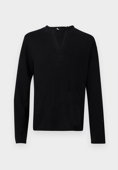 Μαύρο πουλόβερ με μακριά μανίκια και βαθύ V λαιμόκοψη, απλωμένο επίπεδα σε ένα απλό ανοιχτό φόντο.