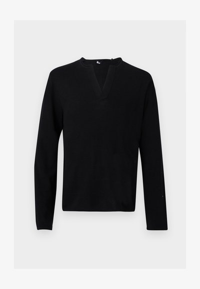 Μαύρο πουλόβερ με μακριά μανίκια και βαθύ V λαιμόκοψη, απλωμένο επίπεδα σε ένα απλό ανοιχτό φόντο.