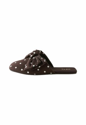 Brauner Slip-On-Flachschuh mit weißen Punkten und großer Stoffschleife oben, der die Innensohle mit Markenaufdruck zeigt.