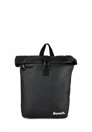 Schwarzer Stoff-Rucksack mit Rollverschluss und Kunststoff-Schnalle, Tragegriff oben und weißem "Bench." Logo vorne unten rechts.