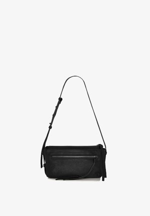 Czarna skórzana torebka na ramię z jedną regulowaną rączką, prostokątnym kształtem, przednią kieszenią na zamek oraz subtelnym teksturowanym wykończeniem.