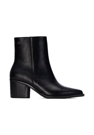 Stivaletto in pelle nera con tacco a blocco impilato e dettaglio di cucitura laterale, progettato per la moda femminile e l'abbigliamento formale.