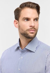 Blauw en wit gestreept overhemdd met een puntschat, twee witte knopen en een gladde katoenen textuur. Geen zichtbare patronen of accenten.