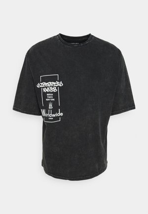 Czarny oversize T-shirt z krótkim rękawem z białym, graficznym napisem „Distorted Waves Berlin Tokyo New York Worldwide Crew” po lewej stronie z przodu.