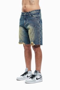 Džinso šortai su ištirpdyta mėlyna ir geltona gradacija, dėvėtu apvadu ir išlenktais siūlų akcentais. Suderinti su pilkais ir baltais aukštomis kedais.