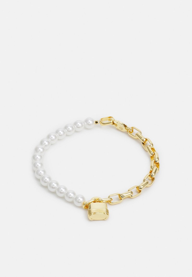 Bracelet avec une moitié de perles blanches et l'autre moitié de maillons en chaîne dorée, orné d'un petit pendentif cadenas en or.