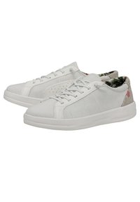 Sneakers bianchi in tela con una texture liscia, design con lacci, dettagli perforati sui lati e un rivestimento in tessuto a fantasia sul retro.