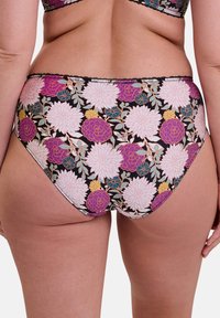 Bas de bikini floral avec un fond noir, orné de grands motifs de fleurs roses et violettes ainsi que d'accents verts. Texture douce, design taille haute.