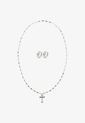 Ezüst nyaklánc csavart mintával és központi kereszt medállal, hozzáillő ezüst fülbevalókkal, melyeken geometrikus minta található.