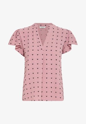 Blouse rose à manches courtes avec un col en V, ornée d'un motif de petits cœurs bleu marine et rose clair, en tissu doux, avec des accents plissés discrets sur les manches.