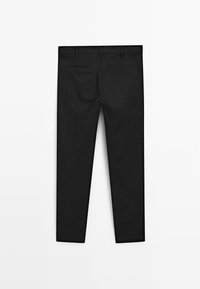 Černé kalhoty s hladkou texturou, úzkým střihem a dvěma zadními kapsami, vystavené z pohledu zezadu na bílém pozadí.