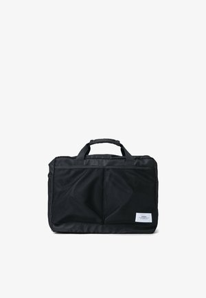 Musta kantokassi, jossa on kaksoiskahvat ja verkkomaiset taskut edessä, esillä valkoista taustaa vasten.