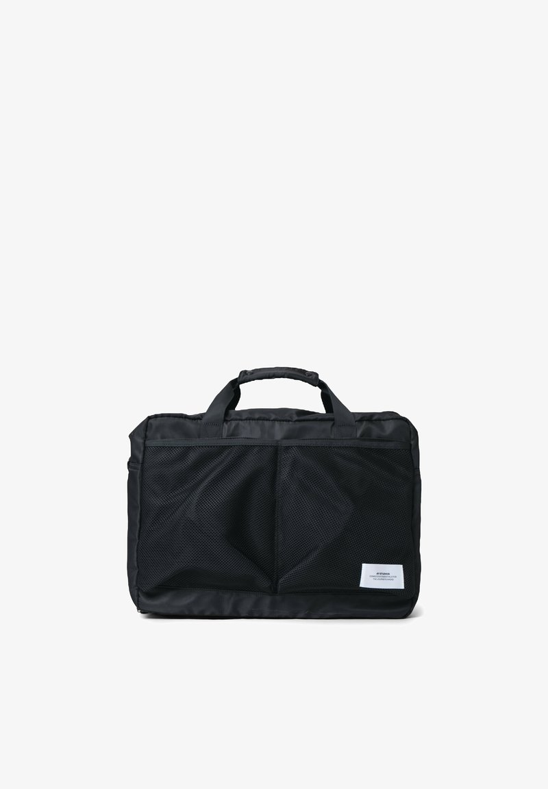 Sort bæretaske med to hanke og netlommer på forsiden, vist mod en hvid baggrund.