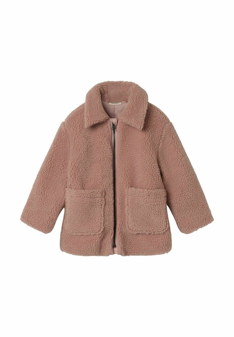 Giacca in finta pelliccia shearling rosa con zip frontale, colletto oversize, due tasche frontali applicate e superficie morbida e testurizzata.