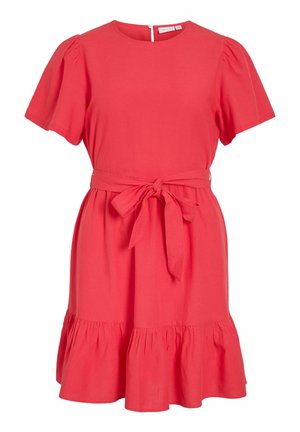 Rode knielange jurk met korte pofmouwen, ronde halslijn, strikceintuur in de taille en gerafelde zoom.