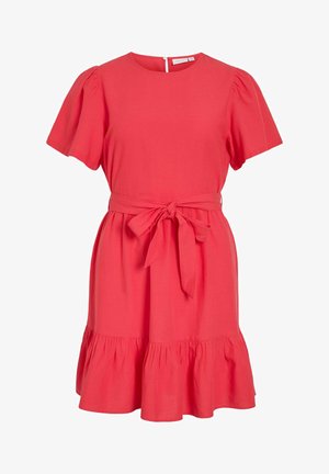 Rode knielange jurk met korte pofmouwen, ronde halslijn, strikceintuur in de taille en gerafelde zoom.