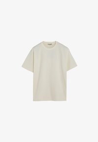 Camiseta de manga corta color crema hecha de algodón suave. Diseño de cuello redondo con un ajuste relajado y bajo recto. Sin patrones o acentos visibles.