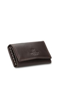 Bruine lederen portemonnee met klep, voorzien van gestikte randen en een reliëflogo op de voorkant. Compact en eenvoudig ontwerp.
