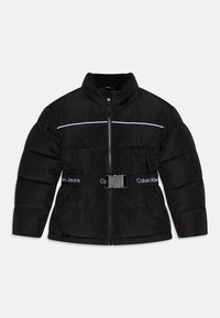 Czarna kurtka puchowa z wysokim kołnierzem, zamkiem z przodu, białą linią akcentu oraz czarnym paskiem z logo "Calvin Jeans". Gładka tekstura.