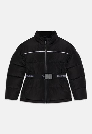 Czarna kurtka puchowa z wysokim kołnierzem, zamkiem z przodu, białą linią akcentu oraz czarnym paskiem z logo "Calvin Jeans". Gładka tekstura.