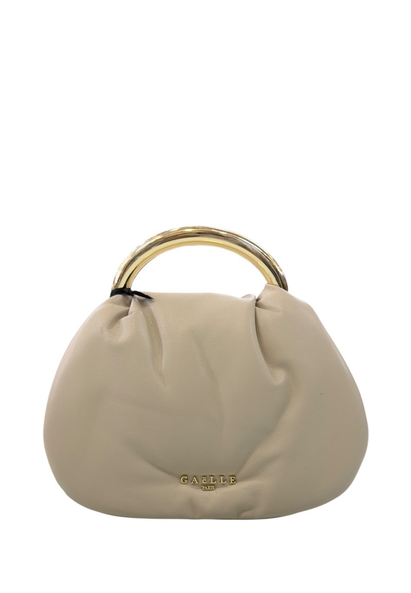 Borsa a mano in pelle beige con forma arrotondata, texture plissettata e manico circolare in oro. Presenta il logo del brand in rilievo sul davanti.